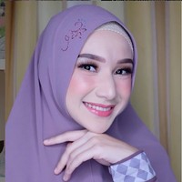 Wanita yang kini berbusana syari ini mengungkapkan kapal rumah tangga mereka hampir saja berhenti di tengah jalan. Banyak sekali godaan dan ujian yang membuat kita berpikir untuk menyudahi apa yang sudah dibangun, tulisnya. Foto: Instagram/@_indrigiana_