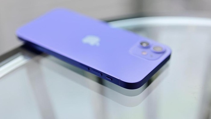 iPhone 12 Ungu