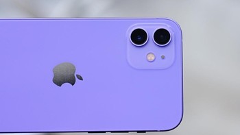 Ponsel ini membawa kamera ganda 12 MP di bagian belakangnya. Foto: dok Sina Mobile