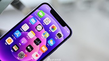 Bagian depan terdapat kamera 12 MP dan sensor Face ID. Foto: dok Sina Mobile