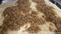 Isian ini ditumis dengan bumbu dulu sebelum dijadikan isian lunpia. Untuk kulitnya, mereka memakai kulit racikan sendiri dan sebagian lagi beli. Foto: detikfood