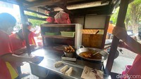 Lunpia akan digoreng fresh setelah ada pesanan. Minyak yang dipakai untuk menggoreng dijamin bersih. Foto: detikfood