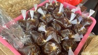 Lunpia dimakan bersama pelengkapnya. Ada saus yang kental manis dengan pelengkap cabai rawit dan lokio. Nikmat! Foto: detikfood