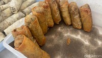 Lunpia merupakan makanan khas Semarang yang punya banyak penggemar. Kalau mau mencicipi lunpia enak, mampirlah ke gerai Lunpia Mataram Semarang. Foto: detikfood