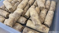 Terdapat dua pilihan lunpia di sini yaitu lunpia basah dan goreng. Masing-masing punya ketahanan berbeda saat disimpan. Foto: detikfood