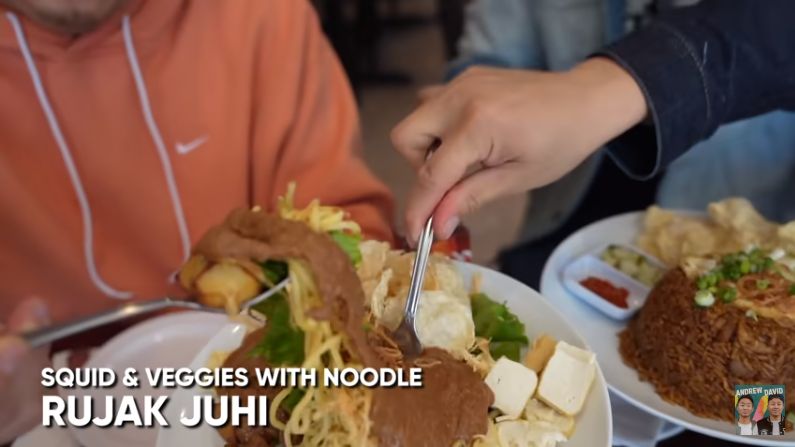 Jatuh Cinta pada Makanan Indonesia, YouTuber Ini Ketagihan!