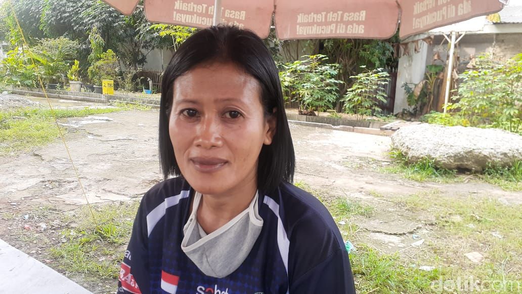 Jl Inspeksi Kalimalang dekat Kompleks Depkes I, Bekasi, telah lama rusak. Warga berharap perbaikan. 30 April 2021. (Afzal Nur Iman/detikcom)
