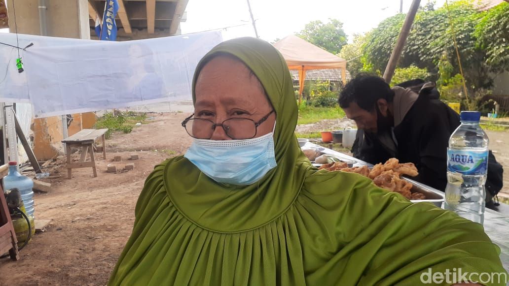 Jl Inspeksi Kalimalang dekat Kompleks Depkes I, Bekasi, telah lama rusak. Warga berharap perbaikan. 30 April 2021. (Afzal Nur Iman/detikcom)