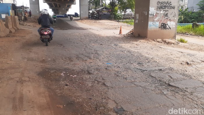Jl Inspeksi Kalimalang dekat Kompleks Depkes I, Bekasi, telah lama rusak. Warga berharap perbaikan. 30 April 2021. (Afzal Nur Iman/detikcom)