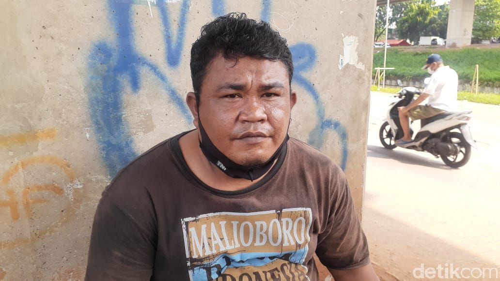 Jl Inspeksi Kalimalang dekat Kompleks Depkes I, Bekasi, telah lama rusak. Warga berharap perbaikan. 30 April 2021. (Afzal Nur Iman/detikcom)