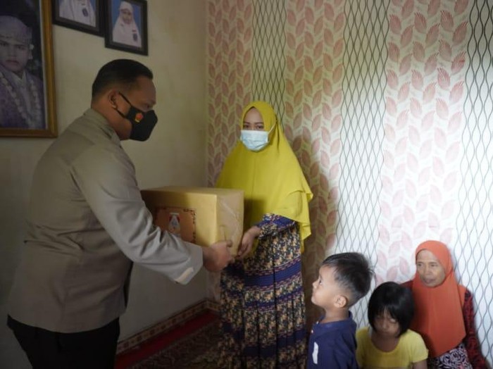 Kapolres Bojonegoro AKBP Eva Guna Pandia bersama Dandim 0813 Letkol Inf Bambang Hariyanto  menyambangi rumah duka kru kapal selam KRI Nanggala-402 yang tenggelam, Kopda Khoirul Faizin di Desa Ngraseh Kecamatan Dander. Hal ini untuk memberikan dukungan pada anak dan istrinya.