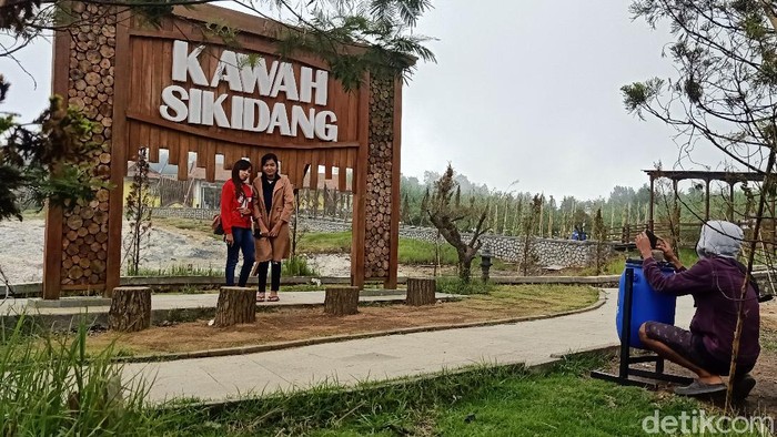 Pasca erupsi Kawah Sileri pada Kamis (29/4/2021) petang, obyek wisata di dataran tinggi Dieng tetap buka untuk umum seperti biasa. Hanya untuk Kawah Sileri masih tidak diperbolehkan mendekat dengan jarak aman 500 meter dari bibir kawah.