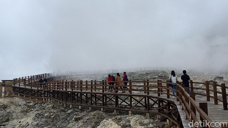 Kawah Sikidang Dieng Pasca erupsi Kawah Sileri pada Kamis (29/4/2021) petang, obyek wisata di dataran tinggi Dieng tetap buka untuk umum seperti biasa. Hanya untuk Kawah Sileri masih tidak diperbolehkan mendekat dengan jarak aman 500 meter dari bibir kawah.