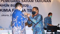 Sementara itu Laba usaha Perseroan mengalami pertumbuhan sebesar 30,17% menjadi sebesar Rp653,02 miliar. Dalam RUPST  juga diputuskan mengangkat  Abdul Kadir sebagai Komisaris Utama. Dari kiri ke kanan:  Direktur Umum dan SDM Kimia Farma Dharma Syahputra, Direktur Utama Verdi Budidarmo , Direktur Pengembangan Bisnis Imam Fathorrahman dan Direktur Produksi dan Supply Chain Andi prazos berbincang usai paparan kinerja Perseroan di Jakarta Rabu (28/4).
