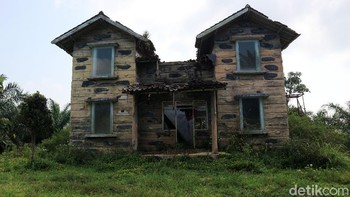 Salah satu rumah yang terbengkalai. Foto: Agung Pambudhy