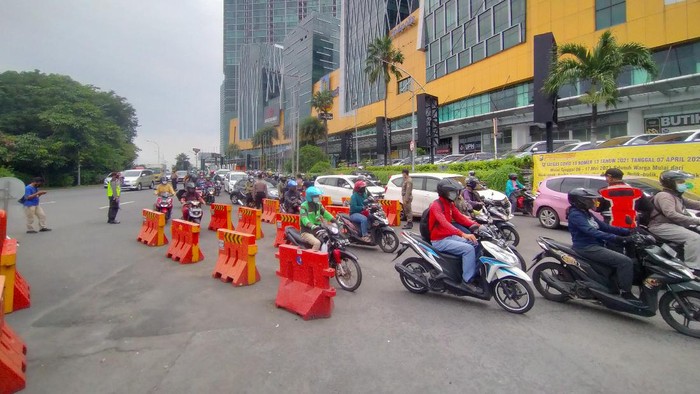 Lalu lintas di Bundaran Waru