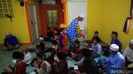 Lebih Dekat dengan Guru Ngaji Berkostum Badut Dari Tangerang