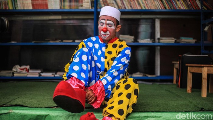 Berbagai cara dilakukan para pengajar untuk membuat anak didiknya semakin pintar. Salah satunya dengan mengenakan kostum badut. Penasaran?