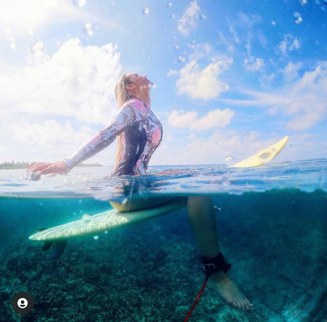 Natural habitat, begitu keterangan fotonya saat melakukan surfing. Ya, berada di laut dan berselancar sudah seperti bagian dari dirinya. Foto: Dok. Inetagram/@lucierosedonlan