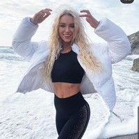 Lucie meruapakan peselancar profesional asal Devon, Inggris. Wanita 23 tahun itu membintangi reality show Love Island pada 2019 lalu. Foto: Dok. Inetagram/@lucierosedonlan