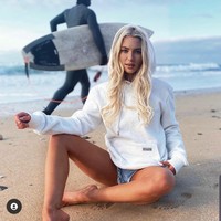 Meski kini dia sudah populer sebagai bintang reality show dan influencer, namun Lucie tetap menjadi surfer. Dunia surfing sudah seperti bagian dari hidupnya. Foto: Dok. Inetagram/@lucierosedonlan