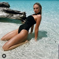 Kegiatan di pantai menjadi aktivitas favoritnya. Inilah penampilan kece Lucie Donlan saat berada di pantai di Maldives. Foto: Dok. Inetagram/@lucierosedonlan