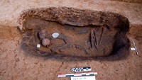 Di dalam makam itu masih tersimpan sisa-sisa tubuh manusia. Makam-makam itu termasuk 68 makam berbentuk oval yang berasal dari Periode Predinastik dari 6000-3150 SM. (AP/Egyptian Tourism and Antiquities Ministry via AP)