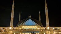  Daya tampungnya pun mencakup 300 ribu jemaah, yang terbagi menjadi dua bagian. 100 ribu Jemaah di dalam dan 200 ribu jemaah di bagian halaman. (Getty Images/iStockphoto)