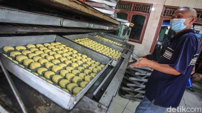 Melihat Pembuatan Kue Kering di Tengah Sepinya Permintaan