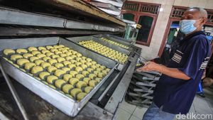 Melihat Pembuatan Kue Kering di Tengah Sepinya Permintaan