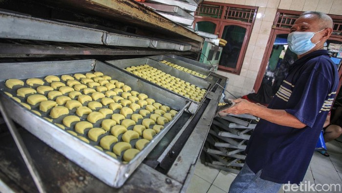Melihat Pembuatan Kue Kering di Tengah Sepinya Permintaan Para pekerja menyelesaikan pembuatan kue kering di 'Butter Cookies Pusaka Kwitang', Jakarta, Jumat (30/4/2021). Permintaan kue kering di pekan ketiga Ramadhan masih lesu dibandingkan masa sebelum pandemi. Pada saat belum pandemi Covid-19 atau Idul Fitri 2019, industri rumahan ini menghabiskan 2 kuintal tepung terigu per hari.