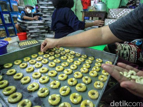 Para pekerja menyelesaikan pembuatan kue kering di 'Butter Cookies Pusaka Kwitang', Jakarta, Jumat (30/4/2021). Permintaan kue kering di pekan ketiga Ramadhan masih lesu dibandingkan masa sebelum pandemi. Pada saat belum pandemi Covid-19 atau Idul Fitri 2019, industri rumahan ini menghabiskan 2 kuintal tepung terigu per hari.