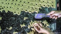 Pekerja melakukan proses pencetakan kue kering.