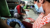 Meski sepi permintaan, mereka tetap melakukan produksi kue kering khas lebaran.