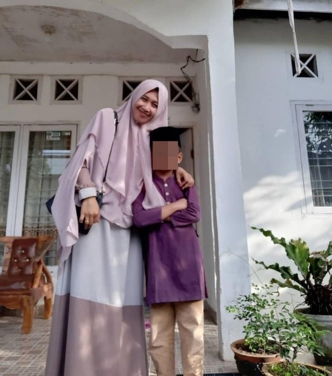 Warna pastel juga menjadi gaya andalannya. Mellya Juniarti memakai khimar dua layer bahan ceruty baby doll. Mellya memadukan khimar nude dengan gamis pastel. Foto: Dok. Instagram @mizyanhadziq.