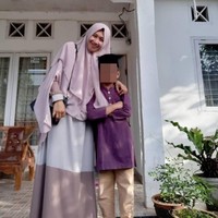 Warna pastel juga menjadi gaya andalannya. Mellya Juniarti memakai khimar dua layer bahan ceruty baby doll. Mellya memadukan khimar nude dengan gamis pastel. Foto: Dok. Instagram @mizyanhadziq.