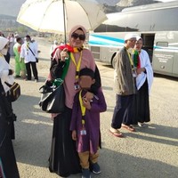 Ketika beribadah ke Tanah Suci, Mellya Juniarti memakai gamis hitam dipadukan dengan bergo instan yang berukuran jumbo warna pastel pink. Bergo tersebut bisa menutupi bagian depan dan belakang. Foto: Dok. Instagram @mizyanhadziq.