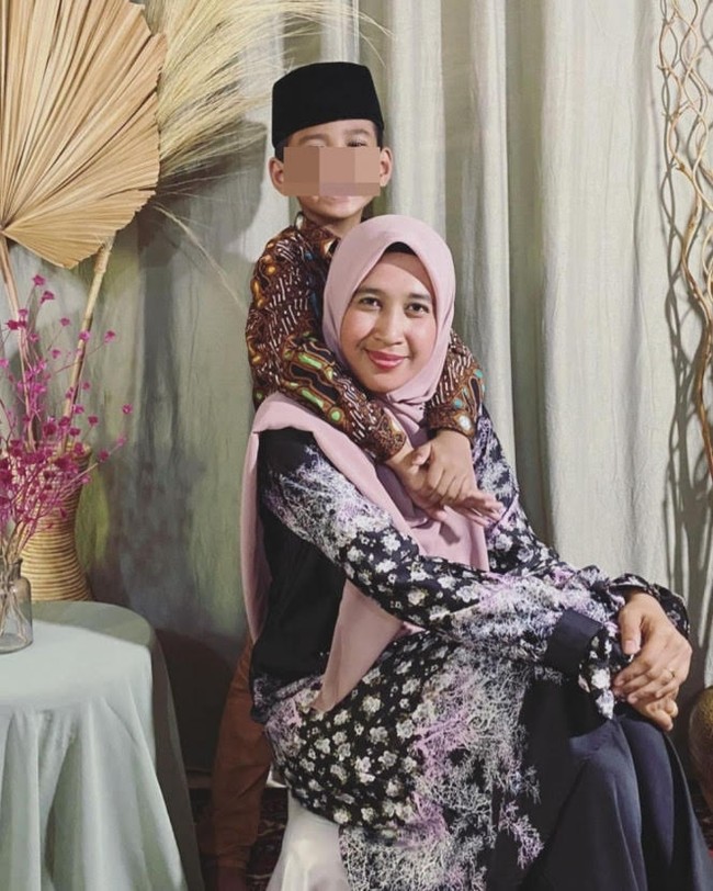 Selain memakai khimar, Mellya Juniarti juga memilih hijab segi empat untuk penampilannya. Ia mengenakan hijab voal segi empat warna pastel pink dengan inner hijab warna hitam. Foto: Dok. Instagram @mizyanhadziq.