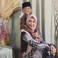 Selain memakai khimar, Mellya Juniarti juga memilih hijab segi empat untuk penampilannya. Ia mengenakan hijab voal segi empat warna pastel pink dengan inner hijab warna hitam. Foto: Dok. Instagram @mizyanhadziq.