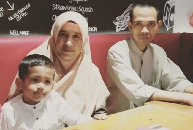 Ustaz Abdul Somad menikah dengan Mellya Juniarti pada 20 Oktober 2012. Keduanya memutuskan untuk bercerai pada 3 Desember 2019 lalu. Setelah menjalani 11 kali persidangan, akhirnya perceraian itu resmi. Gugatan perceraian yang dilayangkan Ustaz Abdul Somad terhadap Mellyana Juniarti itu dikabulkan oleh Pengadilan Agama Klas IB Bangkinang, Kampar. Alasan perceraian tersebut adalah percekcokan yang berkepanjangan. Foto: Dok. Instagram @mizyanhadziq.