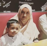 Ustaz Abdul Somad menikah dengan Mellya Juniarti pada 20 Oktober 2012. Keduanya memutuskan untuk bercerai pada 3 Desember 2019 lalu. Setelah menjalani 11 kali persidangan, akhirnya perceraian itu resmi. Gugatan perceraian yang dilayangkan Ustaz Abdul Somad terhadap Mellyana Juniarti itu dikabulkan oleh Pengadilan Agama Klas IB Bangkinang, Kampar. Alasan perceraian tersebut adalah percekcokan yang berkepanjangan. Foto: Dok. Instagram @mizyanhadziq.