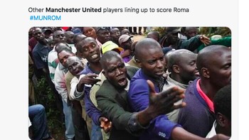 Pemain MU antre untuk mencetak gol ke gawang Roma. Foto: Twitter