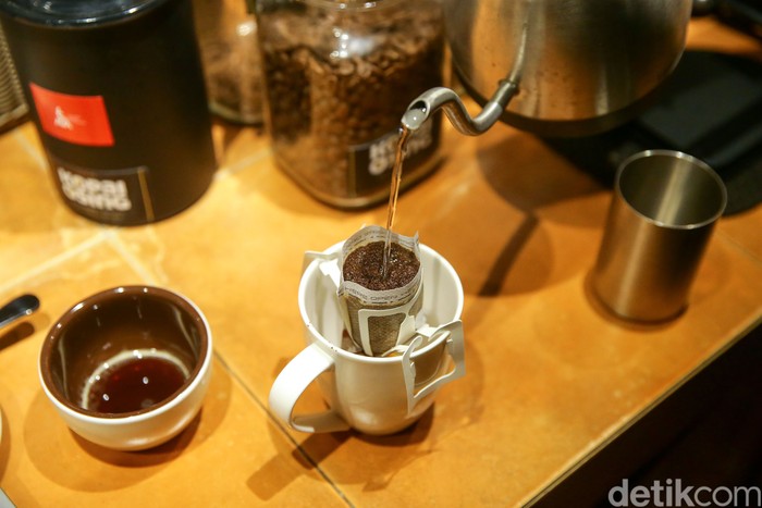 Kopi sudah menjadi bagian tidak terpisahkan warga dunia. Seperti kopi nikmat andalan Kota Banyuwangi ini, Kopai Osing di Sanggar Genjah Arum Desa Adat Osing.