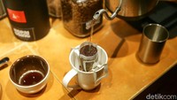 Pak Iwan menyarankan mengaduk minuman kopi harus memakai sendok kayu agar tidak merusak rasa kopi. Kopi yang disajikan berwarna kecoklatan tidak seperti kopi hitam pada umumnya. Rasanya terasa di lidah antara pahit asam dan membuat ketagihan. 