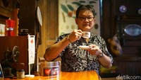 Kami menyambangi Sanggar Genjah Arum di Dusun Krajan pemiliknya adalah pencinta kopi sekaligus taster (pencicip) kopi kelas dunia, Setiawan Subekti yang akrab disapa Pak Iwan. 