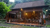 Kami mampir ke Desa Kemiren yang merupakan desa adat wisata di kota paling timur pulau Jawa ini.  