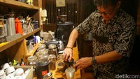 Setiawan Subekti, Pemilik Sanggar Genjah Arum yang terletak di Desa Adat Osing, Banyuwangi, tengah meracik Kopai Osing hasil roastingannya.  