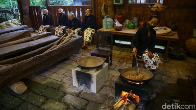 Sore-sore Sruput Kopi di Sanggar Genjah Arum Desa Adat Osing