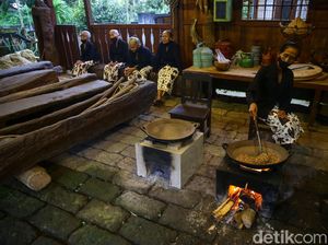 Sore-sore Sruput Kopi di Sanggar Genjah Arum Desa Adat Osing