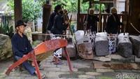  Jika anda datang ketempat ini, anda akan langsung disambut oleh alunan musik yang dimainkan oleh orang-orang tua dengan alat musik yang merupakan alat untuk memanem padi.  